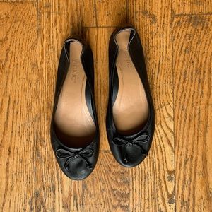 BLACK LEATHER BALLET FLATS